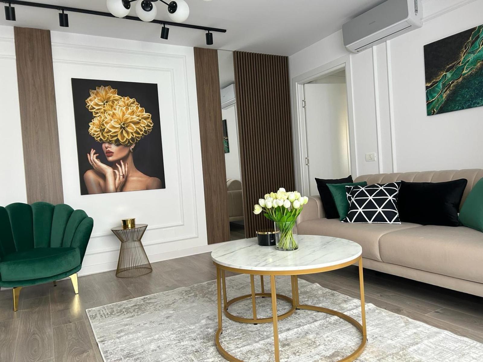 Luxury Est One Apartament *